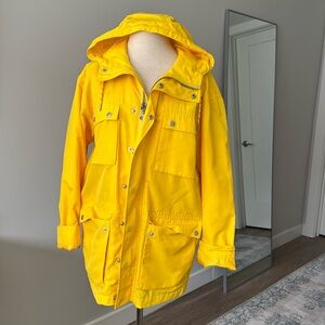 The perfect yellow raincoat